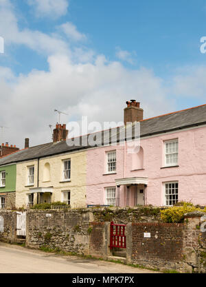 Cottages mit Blick auf den Hafen im historischen Hafen von Charlestown in Cornwall. Stockfoto