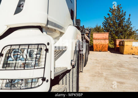 Demolierungrückstand Container warten auf Lkw verladen werden Stockfoto