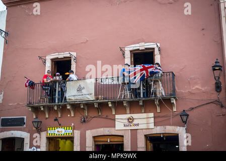 La Taverna de Sancho Balkon mit amerikanischen und britischen Flaggen, Guanajuato, Stadt im zentralen Mexiko Stockfoto