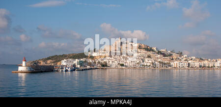 Die Altstadt von Ibiza und Schloss aus über den Hafen gesehen. Panoramablick auf Mai 2018. Stockfoto