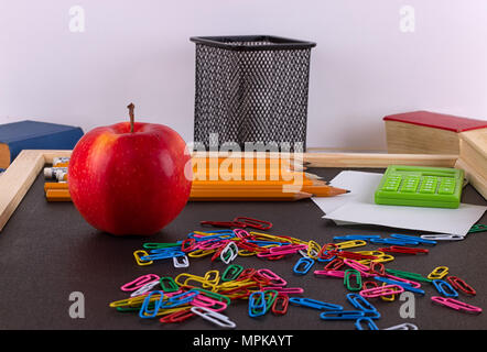 Draufsicht auf zurück zu Schule-Versorgungsmaterialien am Unterteil des gelöschten Tafel positioniert. Stockfoto