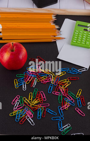 Draufsicht auf zurück zu Schule-Versorgungsmaterialien am Unterteil des gelöschten Tafel positioniert. Stockfoto