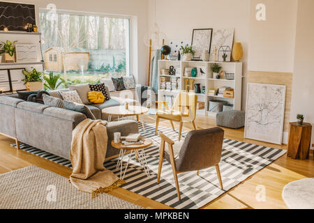 Gerahmte Schwarz-Weiß Stadtplan Poster in einem hellen und gemütlichen, nach skandinavischer Art Wohnzimmer Interieur mit Hinterhof. Real Photo Stockfoto