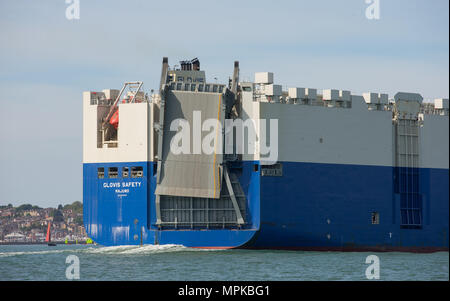 Glovis Safety Roll on/Roll off-Auto transporter Schiff fährt in Cowes auf der Isle of Wight in Richtung Southampton Docks Stockfoto