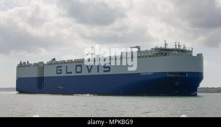 Glovis Safety Roll on/Roll off-Auto transporter Schiff fährt in Cowes auf der Isle of Wight in Richtung Southampton Docks Stockfoto