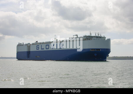 Glovis Safety Roll on/Roll off-Auto transporter Schiff fährt in Cowes auf der Isle of Wight in Richtung Southampton Docks Stockfoto