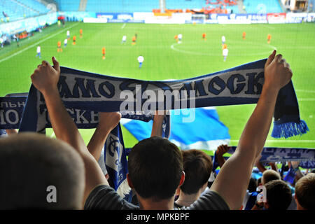 09. August 2012 Russland Moskau Fans auf dem Podium während eines Fußballspiels zwischen dem FC Dynamo und Dundee United F.C. Stockfoto