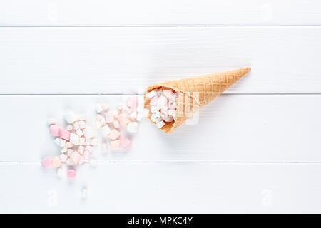 Nachtisch Eis auf grauem Hintergrund auf weißem Hintergrund Stockfoto