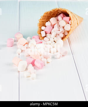 Nachtisch Eis auf grauem Hintergrund auf weißem Hintergrund Stockfoto