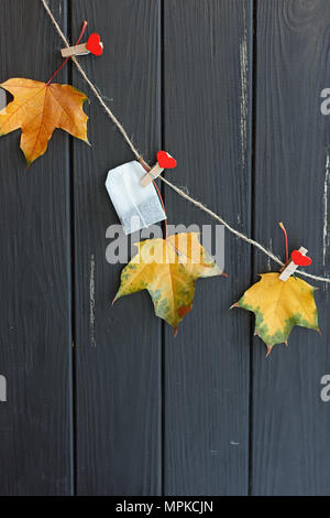 Herbst noch Leben - gelbe Blätter und Tee Beutel auf wäscheklammern Stockfoto