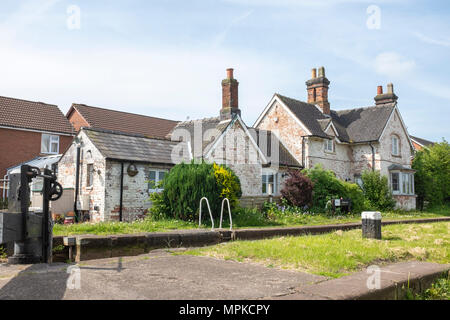 Wardle schloss mit Wardle Häuschen auf dem Shropshire Union Canal in Northwich Cheshire UK Stockfoto