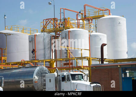 Chemische Industrie, Storage Tanks und Tankwagen in Industrieanlagen Stockfoto