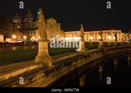 Platz Prato della Valle in Padua bei Nacht Stockfoto