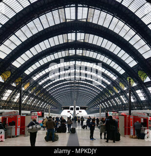 Mailand, Italien - 13. FEBRUAR 2016: Mailänder Hauptbahnhof/MAILAND, ITALIEN - 13. Februar 2016 Stockfoto