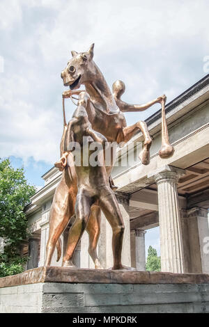 BERLIN, DEUTSCHLAND - 31. Juli 2016: Das Denkmal Skulptur von Atelier Van Lieshout in der Nähe der Alten Nationalgalerie (Alte Nationalgalerie) Stockfoto