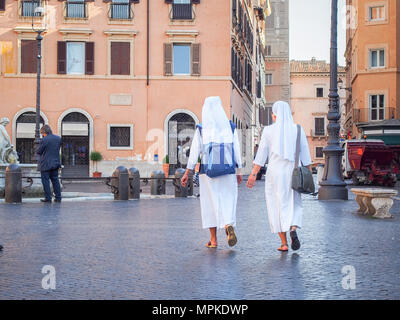 Zwei Nonnen in weißen Gewändern auf der Piazza Navona in Rom, Italien Stockfoto