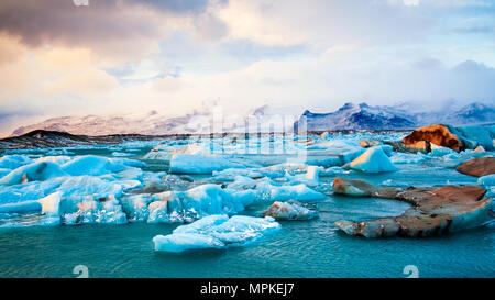 Eisberge driften Meer in Jokulsarlon im Winter zu. Jokulsarlon-Island Stockfoto