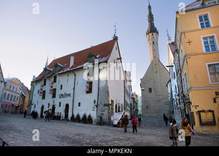 Vana Turg, oder Alte Markt, Tallinn, Estland, mit der Olde Hansa Restaurant, Vanaturu Kael, und das Rathaus (Raekoda) Stockfoto