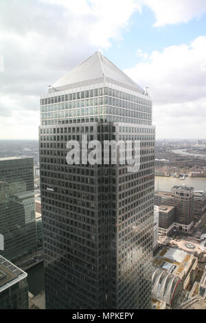 One Canada Square, Canary Wharf Tower oder einfach Canary Wharf, ist ein Wolkenkratzer in Canary Wharf, London. Es ist das zweithöchste Gebäude im Vereinigten Königreich bei 774 Fuß (236 m) über dem Boden, mit 50 Stockwerken. Das Gebäude wurde von Cesar Pelli als Lead Architekt entworfen Stockfoto