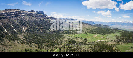 Weite grüne Hügel und Berge in der nordwestlichen Ecke von Wyoming in den USA. Stockfoto