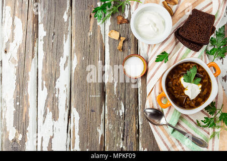 Suppe aus getrockneten Pilze mit graupen. Ansicht von oben. Platz für Text. Stockfoto