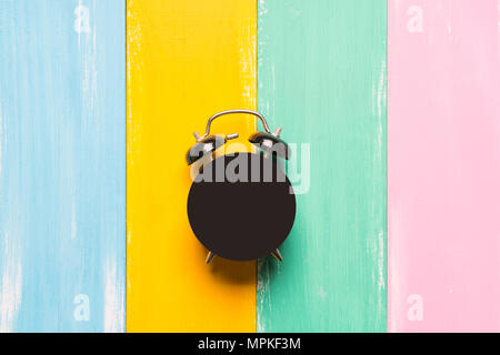 Schwarz Wecker auf dem bunten Hintergründen mit Platz für Text kopieren Stockfoto