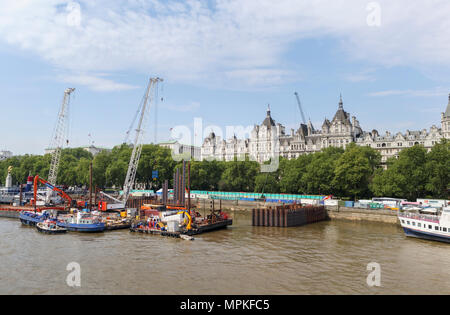 Eine Whitehall Platz hinter Thames Tideway Tunnel arbeitet am Victoria Embankment Vorland, London SW1, von der Themse South Bank gesehen Stockfoto