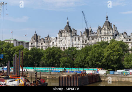 Eine Whitehall Platz hinter Thames Tideway Tunnel arbeitet am Victoria Embankment Vorland, London SW1, von der Themse South Bank gesehen Stockfoto