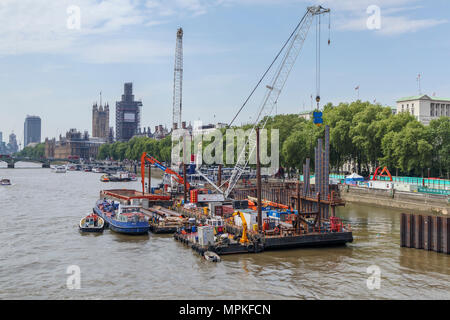 Thames Tideway Tunnel arbeitet am Victoria Embankment Vorland, London SW1, auf der Themse in Richtung Westminster auf der Suche Stockfoto