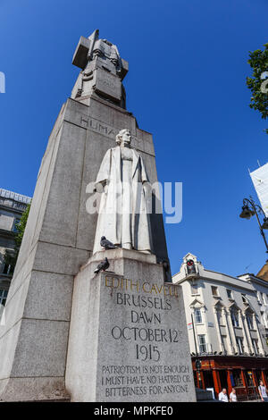 Statue des Ersten Weltkriegs Märtyrer, Krankenschwester Edith Cavell Memorial, Schuß in der Morgendämmerung der Deutschen. West End, St Martin's Place, London WC 2 Stockfoto