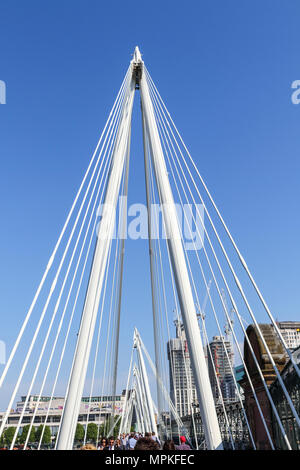 Golden Jubilee Bridge neben Hungerford Brücke zwischen Charing Cross Station und der South Bank, London vom Bahndamm gesehen Stockfoto