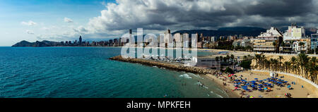 Panorama von Benidorm Küste. Gewitterwolken über Costa Blanca Stockfoto