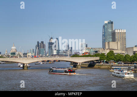 Panoramablick entlang der Themse über Waterloo Bridge an der berühmten Wolkenkratzer der Stadt London und St Paul's Cathedral Stockfoto