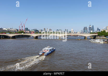 MBMA's Thames Clipper riverbus Ansätze Sturm Clipper 'Waterloo Bridge über die Themse in die City von London Stockfoto