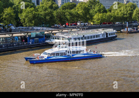 MBMA's Thames Clipper riverbus ky Clipper' nähern Embankment Pier auf der Nordseite der Themse, London, UK Stockfoto