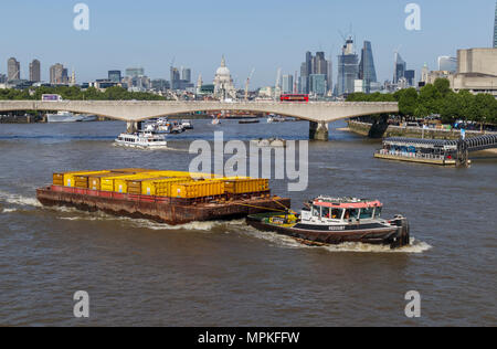 Cory Riverside Schlepper 'Redoute' abschleppen ein Lastkahn mit gelben Container entlang der Themse über Waterloo Bridge, London, UK geladen Stockfoto