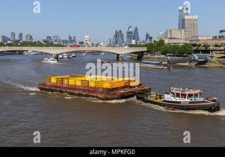Cory Riverside Schlepper 'Redoute' abschleppen ein Lastkahn mit gelben Container entlang der Themse über Waterloo Bridge, London, UK geladen Stockfoto