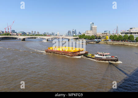 Cory Riverside Schlepper 'Redoute' abschleppen ein Lastkahn mit gelben Container entlang der Themse über Waterloo Bridge, London, UK geladen Stockfoto