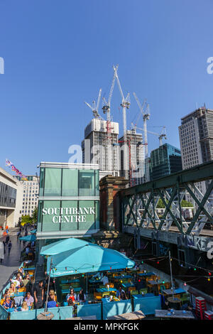 Turmkrane auf dem neuen teilweise abgeschlossen Southbank Place Apartment Blocks Wohnanlage Entwicklung in Lambeth, London SE1 Stockfoto