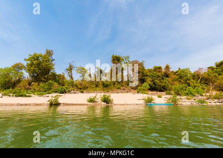 Seltenen irawaddy Delphine Bootsfahrt von Khongyai Strand auf Don Khone Insel im Süden von Laos. Landschaft vom Boot genommen auf vier tausend Inseln im Mekong Stockfoto