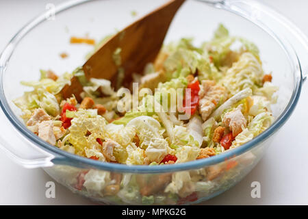 Salat von Kohl, Cracker, Tomate, Huhn in einem Glas Topf Stockfoto