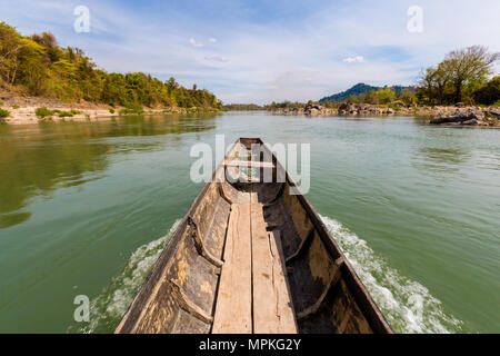 Seltenen irawaddy Delphine Bootsfahrt von Khongyai Strand auf Don Khone Insel im Süden von Laos. Landschaft vom Boot genommen auf vier tausend Inseln im Mekong Stockfoto