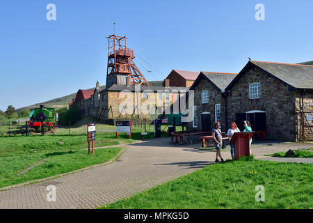 Traditionelle Kohle Bergbau Förderturm und Gebäude an Big Pit: National Coal Museum, South Wales Täler, Blaenavon, Großbritannien Stockfoto