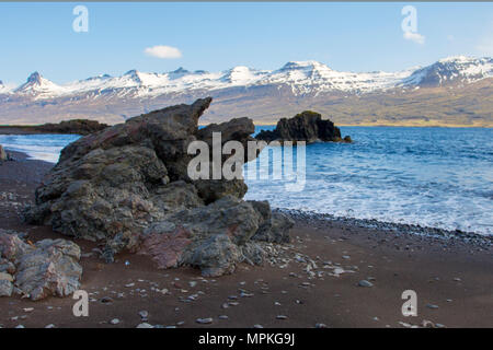Búlandstindur ist ein Berg im östlichen Island zwischen den Buchten Berufjörður und Hamarsfjörður. Es ist eine pyramidenförmige Stapel von Basaltischen Schichten Stockfoto