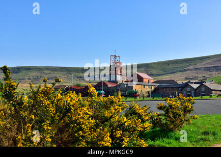 Traditionelle Kohle Bergbau Förderturm und Gebäude an Big Pit: National Coal Museum, South Wales Täler, Blaenavon, Großbritannien Stockfoto