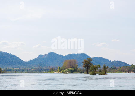 Seltenen irawaddy Delphine Bootsfahrt von Khongyai Strand auf Don Khone Insel im Süden von Laos. Landschaft vom Boot genommen auf vier tausend Inseln im Mekong Stockfoto