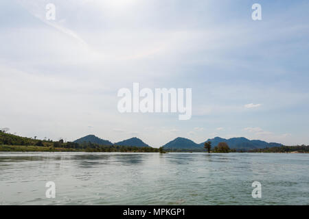 Seltenen irawaddy Delphine Bootsfahrt von Khongyai Strand auf Don Khone Insel im Süden von Laos. Landschaft vom Boot genommen auf vier tausend Inseln im Mekong Stockfoto