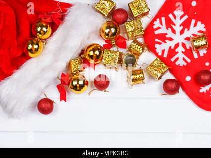 Weihnachtsgeschenke auf eine weiße Holztisch Hintergrund Stockfoto