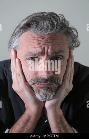 Traurig nachdenklich charmante reifer Mann Nahaufnahme Stockfoto