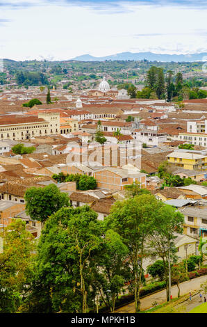 Über Blick auf die Stadt von Popayan in der Mitte des Departements Cauca gelegen. Es ist die weiße Stadt genannt, weil die meisten der Häuser sind weiß gestrichen. Stockfoto